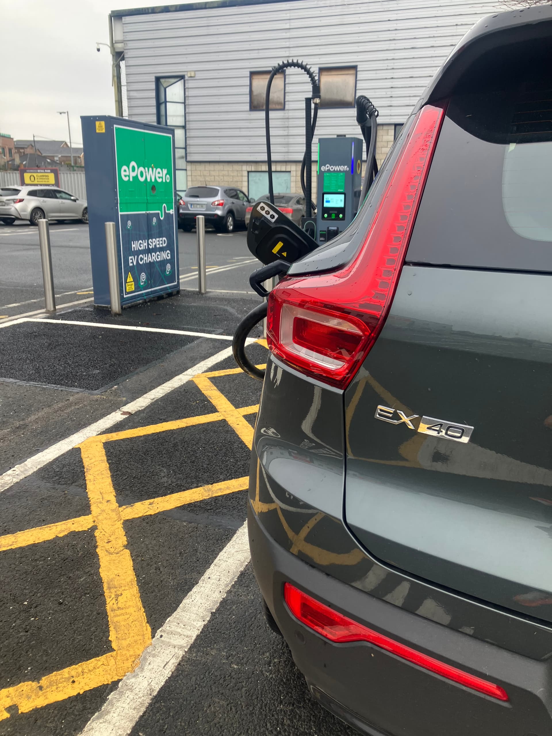 Electric vehicle charging station